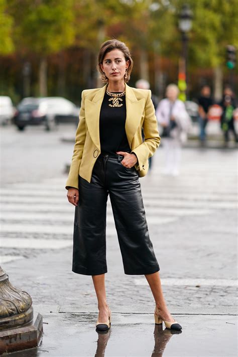 tacchi modello chanel|Scarpe Chanel 2020, storia delle “two tone” e outfit street style.